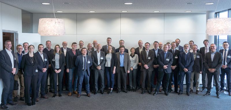 Der Startschuss ist gefallen: 36 Spezialistinnen und Spezialisten von 19 Forschungsinstituten und Industrieunternehmen trafen sich, um das Forschungsprojekt Fab4Lib zum Aufbau einer Großserienfertigung für Lithium-Ionen Zellen offiziell zu starten.