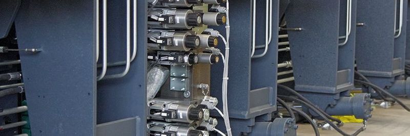 Voll integriert: Die kompakten, dezentral angeordneten Ventilblöcke von Wandfluh lassen sich problemlos innerhalb der üblichen Maschinenumhausung anordnen.