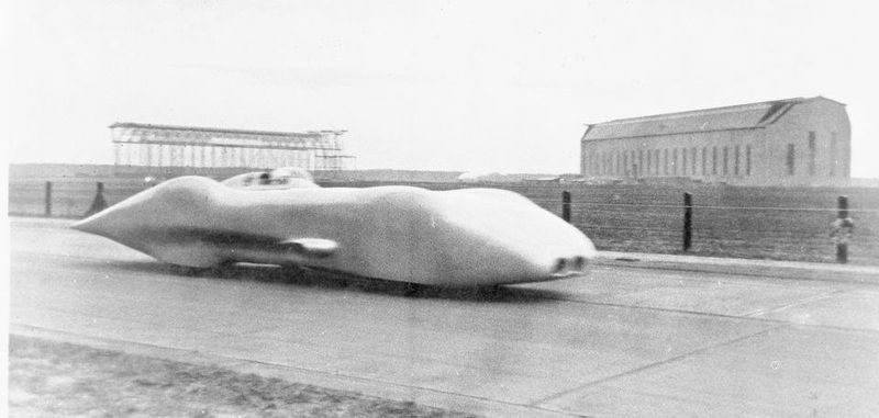 Rudolf Caracciola mit dem Mercedes-Benz Zwölfzylinder-Rekordwagen W 125 vor dem Flughafen in Frankfurt am Main.