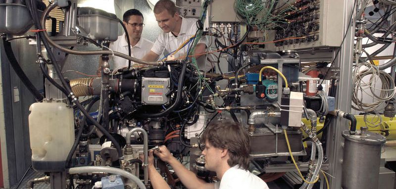 Der so genannte „DiesOtto-Motor“ versucht, die zwei unterschiedlichen Funktions-Prinzipien von Diesel- und Ottomotor miteinander zu versöhnen.