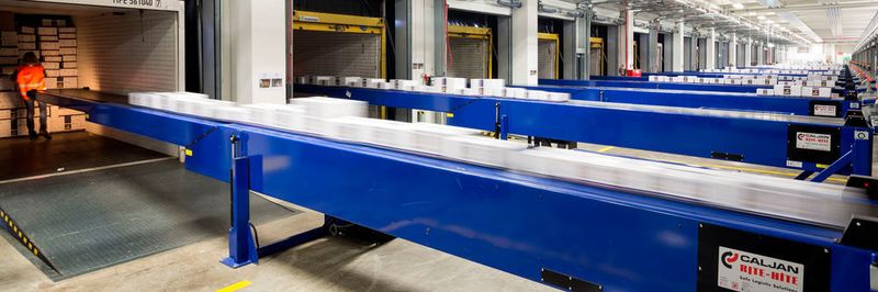 Bislang übernehmen die Entleerung von Seecontainern überwiegend noch Menschen – eine körperlich belastende und monotone Arbeit.