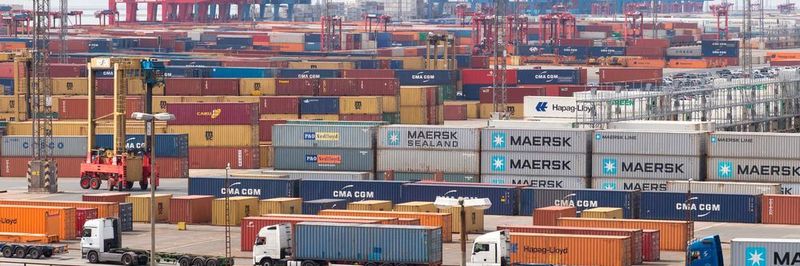 Ein großer Teil der im- und exportierten Container wird in Seehäfen wie hier in Bremerhaven entleert und beladen. Roboter sollen künftig dabei helfen, die Container effizienter zu entladen.