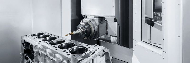 Innenansicht des G1050: Es können Werkstücke bis zu
einem Störkreisdurchmesser von 1600 mm und einer Höhe von 1500 mm bearbeitet
werden.