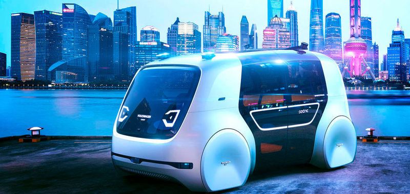 "Für einen Designer ist dies eine aufregende Perspektive. Mit dem Wechsel vom Verbrennungsmotor zum Elektroaggregat entsteht eine Situation, in der die Technik ganz neue Möglichkeiten eröffnet", erklärt Michael Mauer, Chefdesigner bei Porsche und beim VW-Konzern