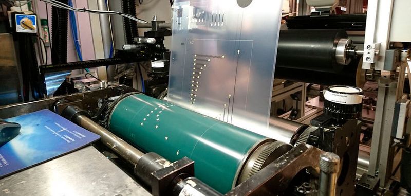 Rolle-zu-Rolle-Druckverfahren auf thermoplastischem Polyurethan-Substrat für den Einsatz in Einwegsensoren.