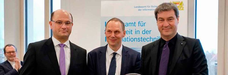 Staatsminister Dr. Markus Söder (r.), Staatssekretär Albert Füracker (l.) und Ministerialrat Daniel Kleffel, den kommissarischen Leiter des neuen Landesamts, bei der Schlüsselübergabe