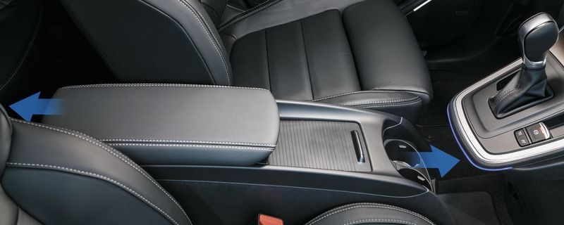 Die Zeit im Fahrzeug flexibler nutzen: Kreative Stauraumkonzepte helfen dabei, zum Beispiel Mittelkonsolen, die sich zwischen allen Sitzreihen verschieben lassen.