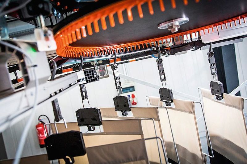 Airtrax ist ein modulares, flexibles System für die Beförderung von Hängewaren.