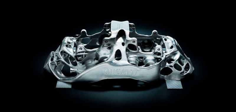 Entwickelt von Bugatti: Dieser 8-Kolben-Monoblock-Bremssattel ist weltweit der erste Bremssattel aus dem 3D-Drucker und gleichzeitig das größte generativ gefertigte Funktionsbauteil aus Titan.