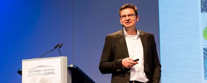 Dr. Thomas Behr, Leiter Hardware & Digital Technologies der Konzernforschung bei Daimler, referiert auf dem Leichtbau-Gipfel 2018.