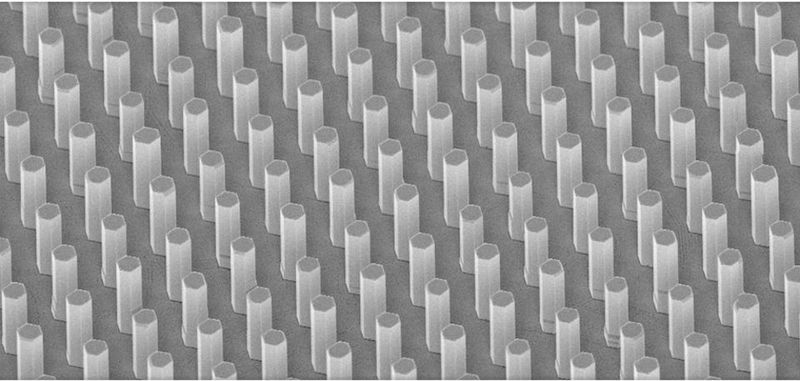 Erleuchtung: Die Nanowire-Säulen auf dem Siliziumsubstrat erhöhen die lichtaktive Oberfläche massiv, so dass die 3D-LEDs heller leuchten sollen als bisherige Techniken.