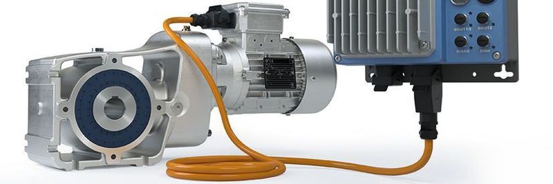 „LogDrive“-Antriebe für die Intralogistik bestehen aus einem zweistufigen Kegelradgetriebe, einem IE4-Synchronmotor und einem „NORDAC- LINK“-Feldverteiler.