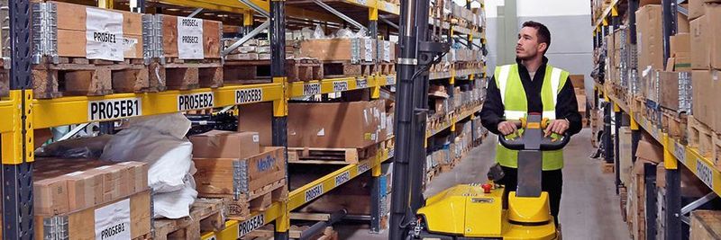 Neuigkeiten der Deichselgeräte führen die Combilift-Mitarbeiter auf dem Logimat-Stand vor.