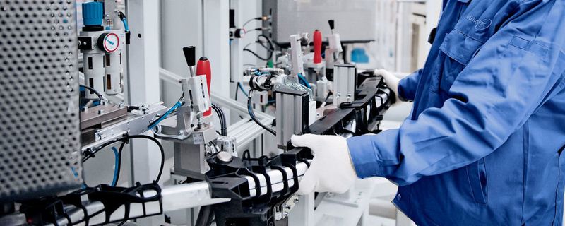 Am chinesischen Standort Suzhou werden Frontend- und Cockpitquerträger in gewichtssparender Kunststoff-Metall-Hybridsbauweise gefertigt.