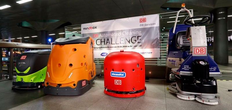 Automatisierte Scheuersaugmaschinen im Berliner Hauptbahnhof: Die Deutsche Bahn will in einem "Rennen" unter vier Reinigungsrobotern ermitteln, welcher sich am besten für eine automatisierte Bahnhofsreinigung eignet.