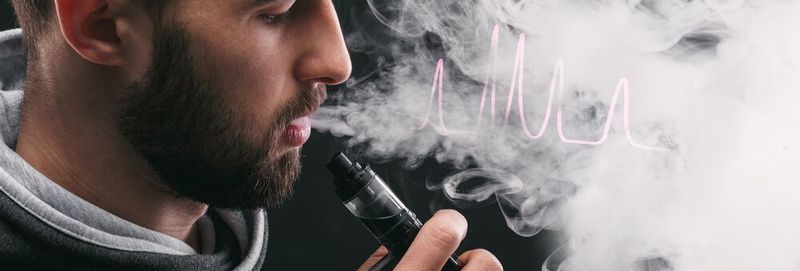 Abb. 1: Konsumten von E-Zigaretten inhalieren ein Aerosol, das von einer aromatisierten Flüssigkeit (Liquid) herrührt, die elektrisch verdampft wird.