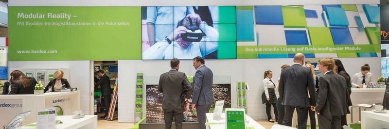 An der Kardex-Powerwall sollen auf modularen Bausteinen basierende Lagersysteme mithilfe von Virtual-Reality-Technologie erlebbar gemacht werden.