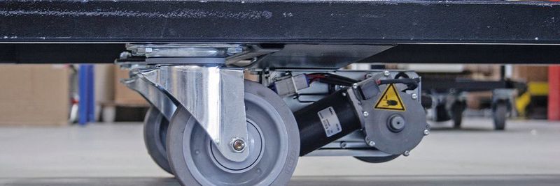 Einen Transportwagen mit der elektrischen Anfahrhilfe „e- drive“ können Messebesucher am Stand von Tente-Rollen in der Fahrpraxis erproben.