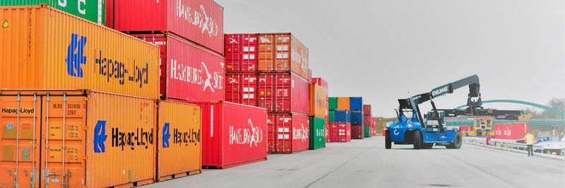 Rund 7000 verschiedene Fahrzeugteile von Audi, Volkswagen und Volkswagen Nutzfahrzeuge werden künftig nach Wilhelmshaven geliefert und jede Woche in 250 Container verpackt.
