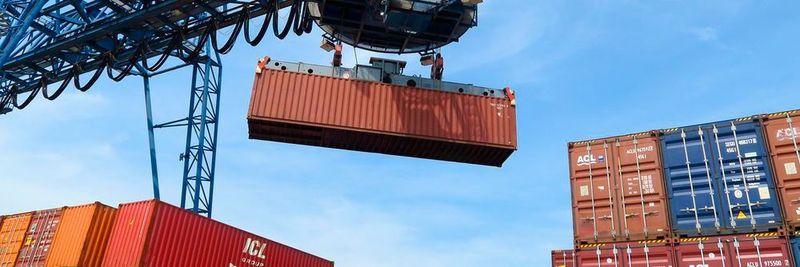 Container eignen sich ideal für Microservices, da hunderte von ihnen parallel laufen können und dennoch eine hohe Isolation und Autonomie bieten.