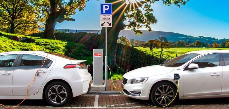 Brennstoffzelle oder Batterie: Beide Technologien stehen derzeit noch am Anfang ihrer Marktentwicklung. Gerade deshalb ist es laut den Jülicher-Forschern von zentraler Bedeutung, die Kosten der zukünftigen Infrastruktur frühzeitig abzuschätzen, um nicht in eine technologische Sackgasse zu geraten