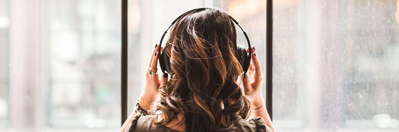 Unternehmen müssen in den sozialen Medien genau hinhören: Anhand von Social Media Listening können auch im B2B Bereich Analysen von Trends und Zielgruppen durchgeführt werden.