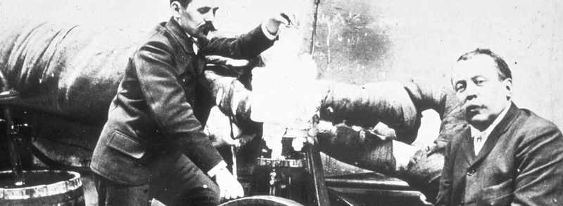 Abb. 1: Pioniere der Luftzerlegung: Air Liquide-Gründer George Claude und Paul Delorme im Jahr 1902 mit ihrer ersten Luftzerlegungsanlage.