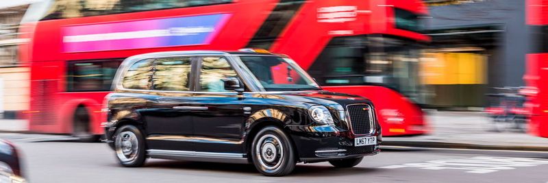 Der Antrieb erfolgt im Elektro-Taxi stets über die elektrische Hinterachse. Die Reichweite für eine Batteriefüllung beträgt beim LEVC TX E-City bei 129 Kilometern, gemessen nach der ECE-Norm. Mit Range Extender ergeben sich bei Bedarf weitere 607 Kilometer.