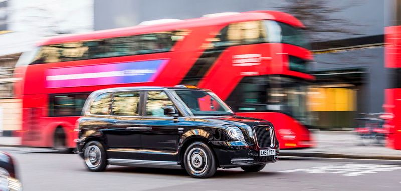 Der Antrieb erfolgt im Elektro-Taxi stets über die elektrische Hinterachse. Die Reichweite für eine Batteriefüllung beträgt beim LEVC TX E-City bei 129 Kilometern, gemessen nach der ECE-Norm. Mit Range Extender ergeben sich bei Bedarf weitere 607 Kilometer.