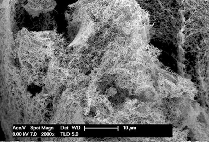 Forscher der Washinton State University (WSU) haben einen Weg gefunden, große Mengen an kostengünstigen Nanoschaumkatalysatoren herzustellen, die die Wasserstofferzeugung in großem Maßstab durch die Spaltung von Wassermolekülen erleichtern können.