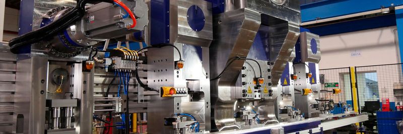 Die 7000-kN-Presse mit weiteren Stationen auf einer Arbeitswand erspart Folgeverbundwerkzeuge.