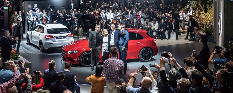 Weltpremiere in Amsterdam: Daimler-Chef Zetsche präsentiert stolz den neuen Kompakten.