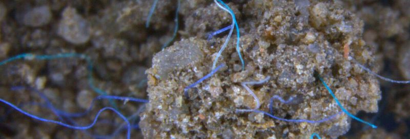 Polyacrylfasern im Erdreich