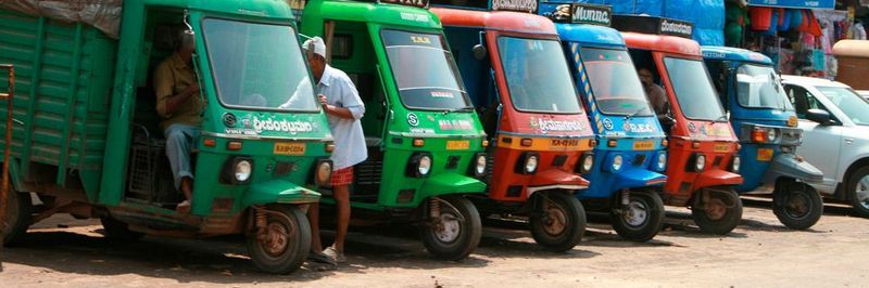 Sogenannte Tuk Tuks, Drei-Räder, die als Taxi eingesetzt werden, dominieren die Straßen Indiens.