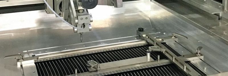 Der hochpräzise Spannzahmen positioniert die Halbzeuge zum exakten Schneiden der Mikrostrukturen