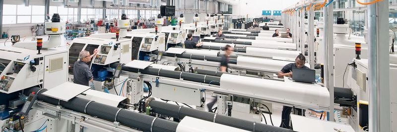 Mit mehr als 100 Fertigungsmaschinen, die unter kontrollierten Umgebungsbedingungen betrieben werden, sind die Arbeitsbedingungen des Bieler Unternehmens ganz hervorragend.