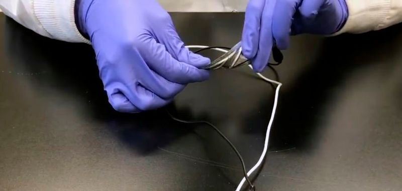 Dank des neuen Designs ist der Lithium-Akku äußerst biegsam. Er zeichnet sich durch eine sehr hohe Energiedichte aus. Trotz des flexiblen Konzepts bleibt die Spannung stabil, auch bei sehr starker Krümmung.