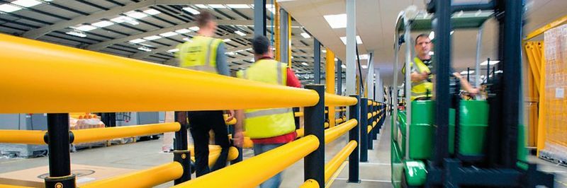 Fußgänger- und Verkehrsbarrieren sorgen in Logistikhallen für die unverzichtbare Arbeitssicherheit.