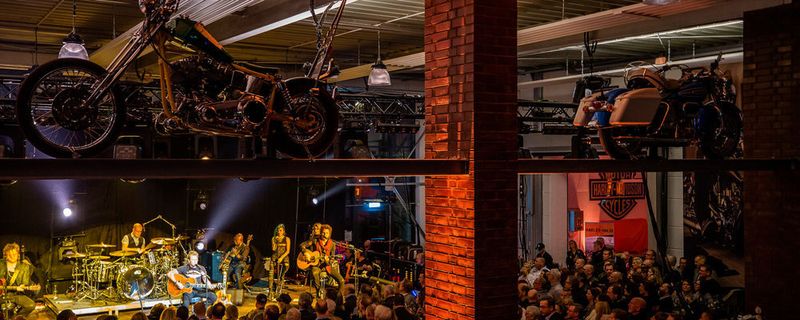 Peter Maffay gibt ein Überraschungskonzert bei der Einweihung des neuen Firmengebäudes von Harley-Davidson Hamburg-Nord.