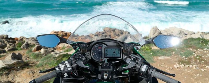 Als erste Kawasaki kommt die H2SX in der SE-Version mit einem klar gegliederten, farbigen und deshalb gut ablesbaren TFT-Display.