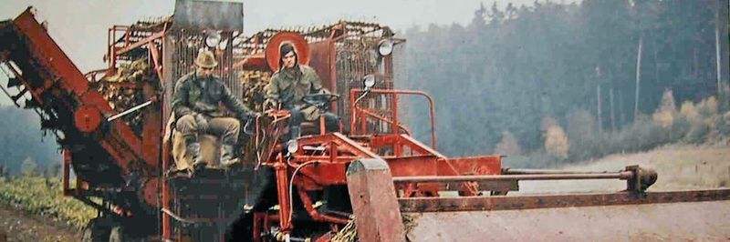 Das ist die erste Landmaschine, die der junge Paintner 1972 konstruierte. Der Rübenvollernter bestand hauptsächlich aus Komponenten vom Schrottplatz.