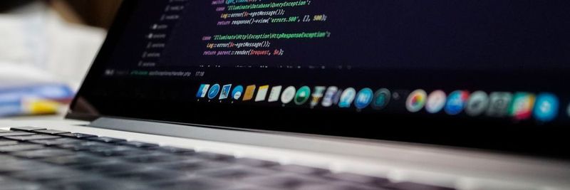 Quellcode wird dank spezieller Editoren, wie sie in IDEs enthalten sind, deutlich besser lesbar.