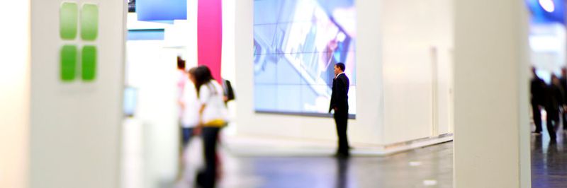Die auf der Messe gewonnenen Leads sollten schnell an den Vertrieb übergeben und nachgefasst werden. Ein digitales Lead Management direkt am Messestand kann den Prozess beschleunigen.
