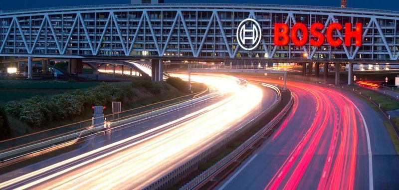 Eine Brücke über die Autobahn A8 mit dem Bosch-Logo. Der Konzern will an seinem Automotive Steering-Werk in Bremen-Huchting bis 2020 insgesamt 240 Arpeitsplätze abbauen.