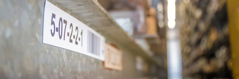 Die rund 6000 Lagerstellplätze bei VEM Motors sind mit Einzel- oder Mehrebenenetiketten mit Barcode und der dazugehörigen Stellplatzbezeichnung beschriftet.