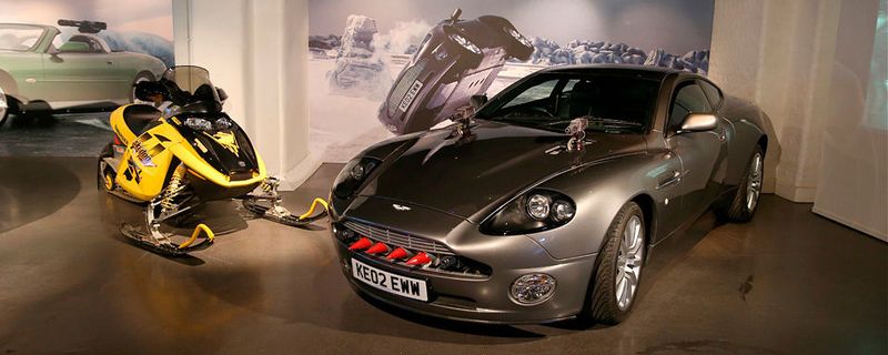James Bond und Aston Martin: Diese Verbindung ist bekannt. Dabei war der Geheimagent mit sehr vielen unterschiedlichen Gefährten unterwegs. Das London Film Museum zeigt sie in einer umfangreichen Ausstellung.