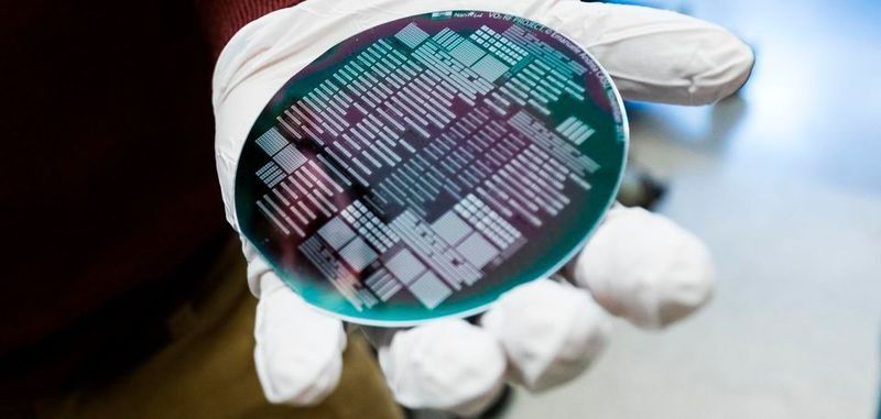 Das Foto zeigt einen Vanadiumdioxid-Chip, der am NANOLAB der École polytechnique fédérale de Lausanne entwickelt wurde. Vanadiumdioxid könnte in Zukunft als Rohstoff für extrem schnelle Elektronik eingesetzt werden.