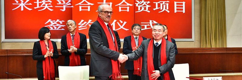 Wilhelm Rehm, Mitglied des Vorstandes bei ZF (Mitte) und YangAn Guo, Vice Chairman of the Board Anhui Heli, besiegeln ein JV der beiden Unternehmen, um gemeinsame Chancen im Markt für Gabelstapler zu nutzen.