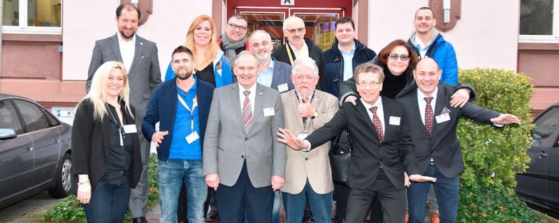 Vor dem Schuleingang in Frankfurt: Gruppenbild der Bike Experts Europe. Mit dabei auch Marcus Büttner (hinten li.), Geschäftsführer des BIV und die Vertreter der kooptierten Nationen Niederlande und Polen.