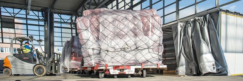 Lkw an der Rampe: Hier entscheidet die effektive Steuerung der anliefernden und abholenden Trucker und Spediteure über Zeit und Geld.